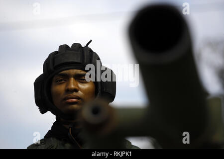 Valencia, Carabobo, Venezuela. 11th Feb, 2019. Members of the Venezuelan military and reserve soldiers participate in exercises for sovereignty and against a possible invasion of foreign forces into Venezuela. In the fort Paramacay of the city of Valencia, Carabobo state. Credit: Juan Carlos Hernandez/ZUMA Wire/Alamy Live News Stock Photo