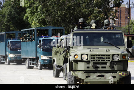 Valencia, Carabobo, Venezuela. 11th Feb, 2019. February 12, 2019. Members of the militias, reserve personnel and military personnel participate in exercises for sovereignty and against a possible invasion of foreign forces into Venezuela. In the fort Paramacay of the city of Valencia, Carabobo state. Photo: Juan Carlos HernÃ¡ndez Credit: Juan Carlos Hernandez/ZUMA Wire/Alamy Live News Stock Photo