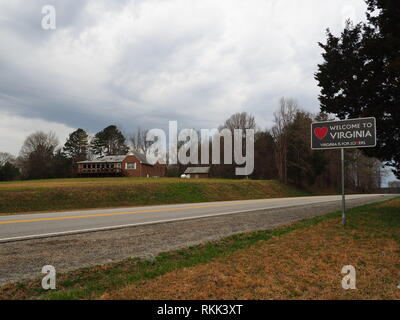 'Welcome to Virginia' sign on the side of a road between North Carolina and Virginia - USA Stock Photo