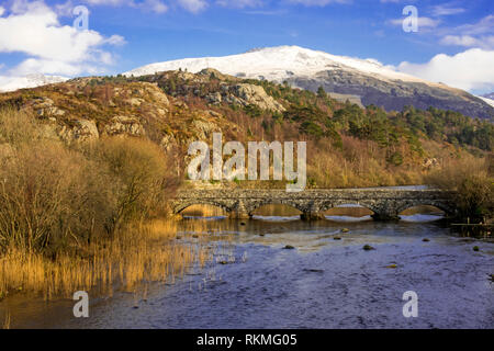 An old bridge built in 1826 at the lower end of Llyn Padarn Stock Photo