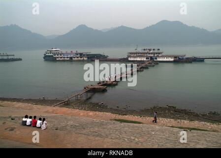 Boats harbouring on the Yantze River at Yichang, the first major city downstream from the Three Gorges Dam. The world's largest electricity-generating Stock Photo