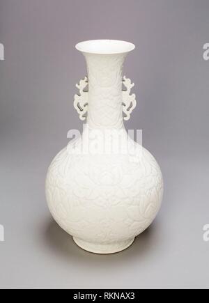 Bottle-Shaped Vase with Dragon Handles and Lotus - Ming dynasty (1368–1644) or Qing dynasty (1644–1911), c. late century - China Stock Photo - Alamy