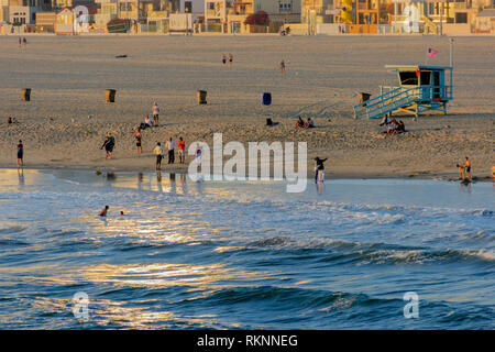 Reflejo del sol en olas de una playa en Santa Mónica, california Stock Photo