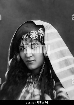 young woman, tunisia, africa 1920 1930 Stock Photo