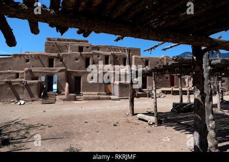 Building at Taos Pueblo, New Mexico, United States of America. View of small Native American village in the Southwest US inhabited by Tiwa Indians. Na Stock Photo