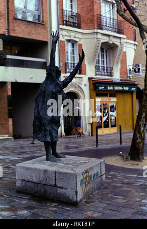 PARIS SCULPTURE - ÉDITH PIAF SCULPTURE  BY LISBETH DELISLE  -  PLACE ÉDITH PIAF PARIS 20 ARRONDISSEMENT - INAUGURATED IN 2003 - FRENCH CELEBRITY - FRENCH SINGER - FRENCH ART - ÉDITH PIAF ALSO CALLED 'LA MÔME' - QUARTIER ST FARGEAU PARIS - FRENCH SCULPTOR - SILVER FILM - PHOTOGRAPHIE ARGENTIQUE - PARIS ARCHIVE © Frédéric BEAUMONT Stock Photo