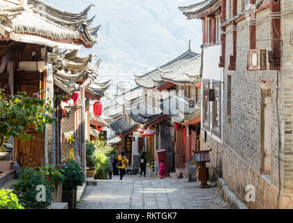 Streets of Lijiang Old Town with its traditional Chinese glazed tiled rooftops, Lijiang, Yunnan, China Stock Photo