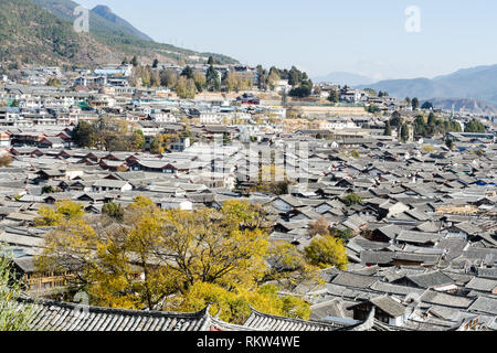 Traditional Chinese glazed tiled rooftops of Lijiang Old Town, Yunnan, China Stock Photo