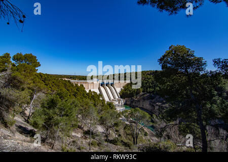 Dam on river Jucar with green waters near Alarcon in Castilla la Mancha, Spain Stock Photo