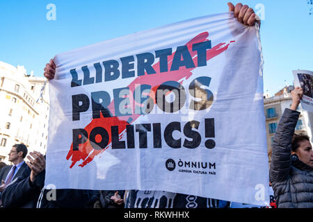Barcelona, Spain. 12th Feb 2019. A poster demanding for the freedom of the political prisoners is seen during the protest. Hundreds of workers and officials of the General office of Catalonia have gone out to show their solidarity with political prisoners on their first day of trial.  The workers of the Department of Economy have blocked the traffic of the Gran Vía during the protest. Credit: SOPA Images Limited/Alamy Live News Stock Photo