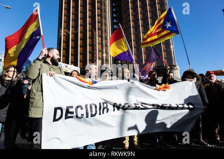Madrid, Spain. 12th Feb, 2019. Protesters with a banner that says 'Deciding is not a crime.' Credit: Jesús Hellin/Alamy Live News Stock Photo