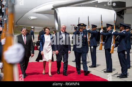 12 February 2019, Colombia, Bogotá: Federal President Frank-Walter Steinmeier (2nd from right) and his wife Elke Büdenbender arrive at El Dorado International Airport and are greeted with military honours. Steinmeier and his wife visit Colombia and Ecuador on the occasion of Alexander von Humboldt's 250th birthday as part of a five-day trip to Latin America. Photo: Bernd von Jutrczenka/dpa Stock Photo