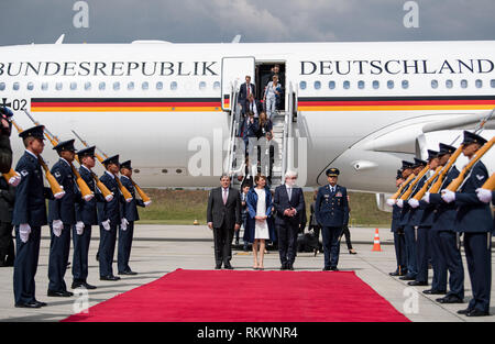 12 February 2019, Colombia, Bogotá: President Frank-Walter Steinmeier and his wife Elke Büdenbender arrive at El Dorado International Airport and are greeted with military honours. Steinmeier and his wife visit Colombia and Ecuador on the occasion of Alexander von Humboldt's 250th birthday as part of a five-day trip to Latin America. Photo: Bernd von Jutrczenka/dpa Stock Photo