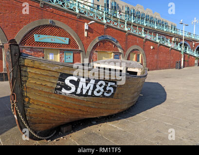 SM85 fishing boat, Brighton beachfront, Kings Road Arches Stock Photo