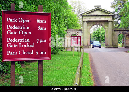 Outside Tatton Park Knutsford town stone gate, Tatton Park Gardens, Mereheath Drive, Knutsford WA16 6QN Stock Photo