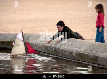 AJAXNETPHOTO. 2006. PARIS, FRANCE. - MODEL BOATS IN THE JARDINS DE LUXEMBOURG. PHOTO:JONATHAN EASTLAND/AJAX REF: D1X62903 808 Stock Photo