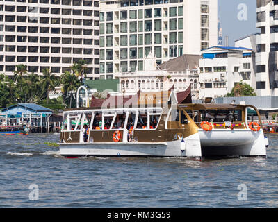 Shuttle ferry, transporting passengers between Iconsiam, a new shopping, entertaiment and residence complex on the western bank of Chao Praya River in Stock Photo