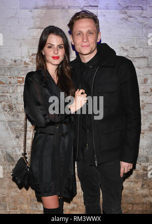 Hayz paytida bir qizning ichiga bir yigit kirdi. Porno kanallar uchun pul tolashingiz shart emas