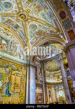 Aisle and Transept wing of The Basilica di Santa Maria Maggiore. Piazza del Duomo, Citta Alta, Bergamo, Lombardy, Italy. Stock Photo
