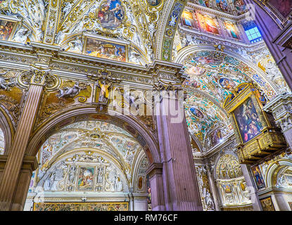 Aisle and Transept wing of The Basilica di Santa Maria Maggiore. Piazza del Duomo, Citta Alta, Bergamo, Lombardy, Italy. Stock Photo