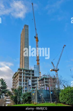 LONDON NORTH ACTON CONSTRUCTION OF NEW FLATS OR APARTMENTS BLOCK AND TWO LARGE CRANES Stock Photo