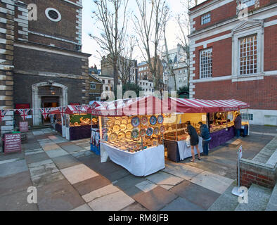 LONDON PICCADILLY MARKET AND STALLS AT ST JAMES CHURCHYARD Stock Photo