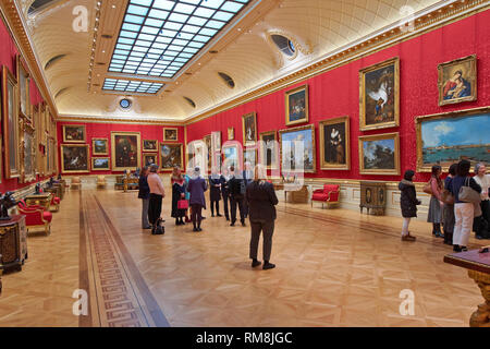 LONDON THE WALLACE COLLECTION HERTFORD HOUSE MANCHESTER SQUARE GROUPS OF PEOPLE STUDYING THE  PAINTINGS Stock Photo