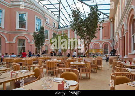 LONDON THE WALLACE COLLECTION HERTFORD HOUSE MANCHESTER SQUARE THE CAFE OR RESTAURANT INTERIOR WITH PEOPLE Stock Photo