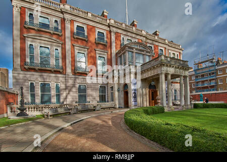 LONDON THE WALLACE COLLECTION HERTFORD HOUSE MANCHESTER SQUARE THE DRIVEWAY AND LAWN EARLY MORNING Stock Photo