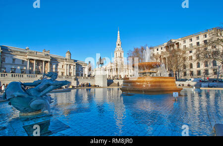 LONDON TRAFALGAR SQUARE THE NATIONAL GALLERY A FOUNTAIN AND THE SPIRE OF ST MARTIN IN THE FIELDS Stock Photo