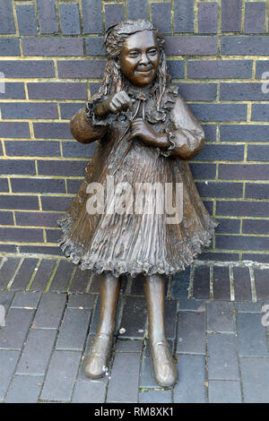 Statue of the daughter Joyce of Dr Alfred Salter (16 June 1873 – 24 August 1945) in Bermondsey who was a British medical practitioner and Labour Party politician. Stock Photo