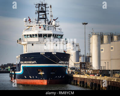 Offshore Supply Ships Great Yarmouth - the Highland Knight Offshore Tug Suport Ship on the River Yare Quay in Great Yarmouth Norfolk Stock Photo