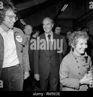 Actor Warren Beatty talks with Presidential candidate George McGovern and his wife Eleanor before a fundraising concert in April 15, 1972 at The Forum in Los Angeles featuring James Taylor, Carole KIng, Barbra Streisand and Quincy Jones. Stock Photo