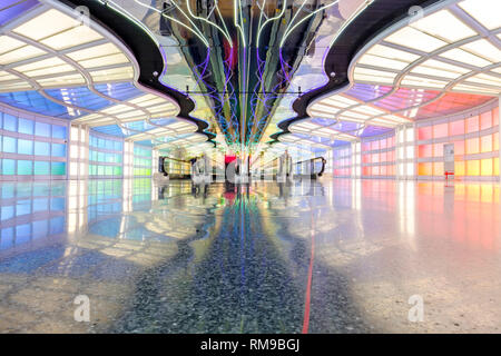 Moving walkways, Helmut Jahn tunnel passageway of United Airlines Terminal, Chicago O'Hare International Airport Terminal, Chicago, Illinois, USA Stock Photo