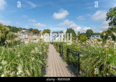 France, Morbihan, La Gacilly,  footbridge on the Aff river during the Festival Photo La Gacilly 2018 // France, Morbihan (56), La Gacilly, passerelle  Stock Photo