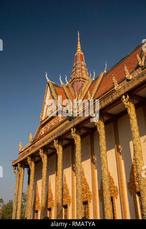 Cambodia, Kampot Province, Kampot, Trey Koh, Fish Island, Wat Traeuy Kaoh, Vihara prayer hall with ornately decorated gilded pillars Stock Photo