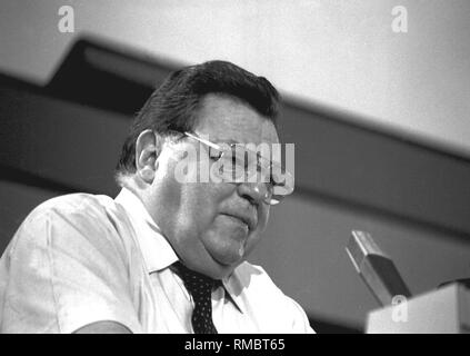 Franz-Josef Strauss (06.09.1915 - 03.10.1988) Bavarian Minister President and Chairman of the CSU at the 43rd CSU party congress on 16.07. 1983 in Munich. Stock Photo
