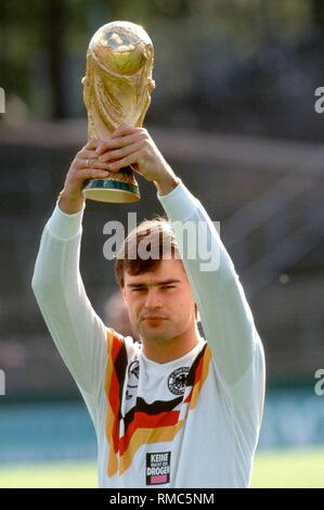 Germany wins the World Cup: Thomas Berthold with the World Cup