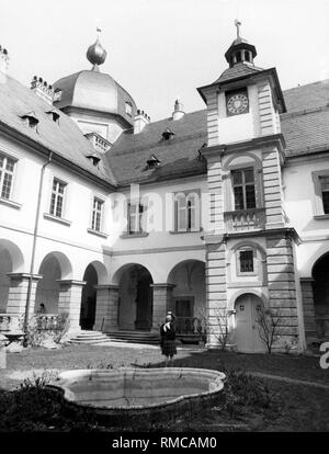Shortly before the completion of the exterior renovation work on Schloss Seehof, the former summer residence of the prince-bishop in Memmelsdorf near Bamberg. Built between 1577 and 1580, the Baroque palace now serves as the branch office of the Bavarian State Office for Monument Protection. Stock Photo