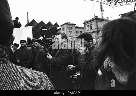 At the arrival of Willy Brandt in Erfurt for a meeting with Willi Stoph, people, including numerous journalists, crowd in front of the 'Erfurter Hof' hotel. Stock Photo