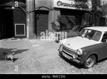 The closed Oranienstuebel (pub, restaurant) in the Oranienburger Strasse, with Trabant, today the Cafe Orange, Berlin-Mitte, 29.04.1989,Germany,, Kremmener Strasse 11, 10435 Berlin, Tel .: (030) 44 86 071, Fax. : (030) 44 05 02 41 Stock Photo