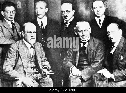Sigmund Freud (right front) and the 'Secret Committee': Karl Abraham, (standing, second from the left), Max Eitingon (standing, second from the right), Sandor Ferenczi (sitting, second from the right), Ernest Jones ( standing, first from the right), Otto Rank (standing, first from left), Hans Sachs (sitting, first from right). Stock Photo