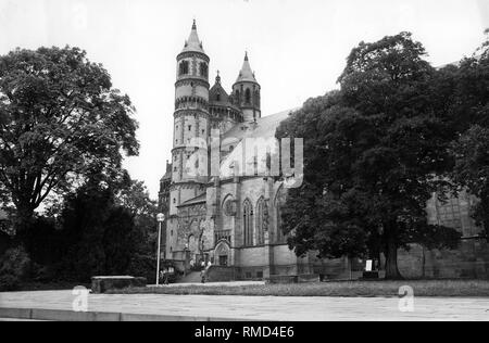 Side view of the Wormser Dom, which has a length of 111m, a height of 57m and a width of 28m. There is nothing left of the old Wormser Basilica from the Franconian era. In its place rises the Romanesque church of St. Peter and St. Paul, built under Bishop Burchard in the 12th century and finally inaugurated in 1181 AD. (undated photo) Stock Photo