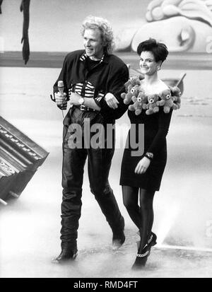 Princess Gloria von Thurn and Taxis with Thomas Gottschalk in his show 'Wetten, dass? ...' in March 1989. Plushy teddy bears decorate the cleavage of her model dress from the ateliers of the Italian Franco Moschino. Stock Photo