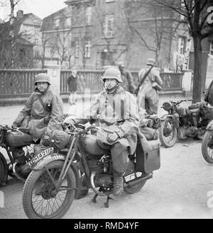 Dispatch riders of the 61st Infantry Division in Kradmantel on their motorcycle on the march in the direction of Heydekrug (Silute) in Memel (Klaipeda) before the start of the Russian campaign. Stock Photo