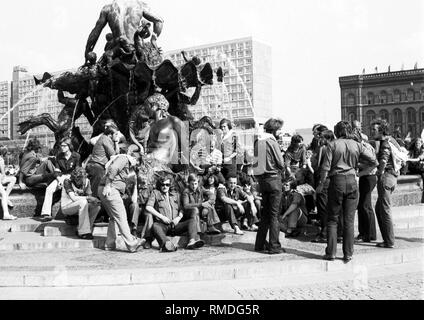 The World Festival of Youth and Students between 28 July - 5 August, 1973 in East Berlin: young people in front of the Neptune Fountain on Alexanderplatz Stock Photo