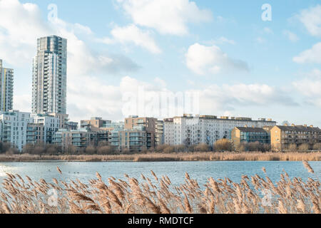 Housing by the side of the Woodberry Downs reservoir owned by Thames Water, North London, Manor House, Hackney, Stoke Newington Stock Photo