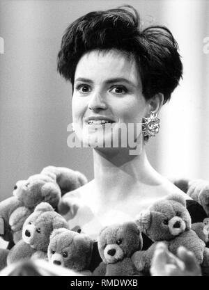 Princess Gloria von Thurn und Taxis on Thomas Gottschalk's show 'Wetten, dass ...' in March 1989. Plushy teddy bears decorate the decollete of her model dress from the ateliers of the Italian Franco Moschino. Stock Photo