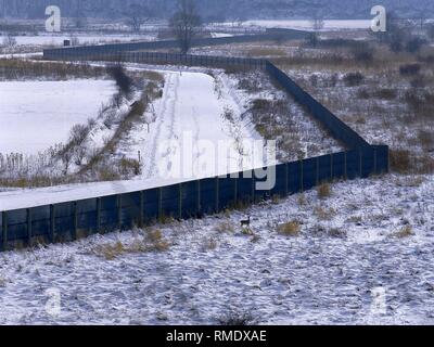 Metal lattice fence on the border between the Federal Republic and the GDR at Wanfried (Hessen) and Treffurt (GDR). Stock Photo