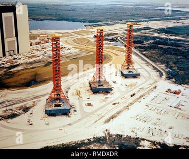 View of the John F. Kennedy Space Center spacecraft launch site with the three mobile rocket launch pads used for the Apollo program. On the left in the background, the Vehicle Assembly Building for spacecrafts. Undated photo, probably from the 1980s. Stock Photo